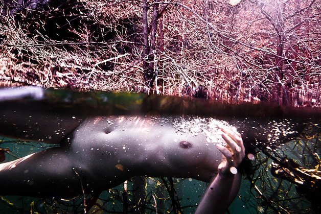 Fotografo cria ensaios sensuais subaquáticos um tanto perturbadores e deixa o público de boca aberta