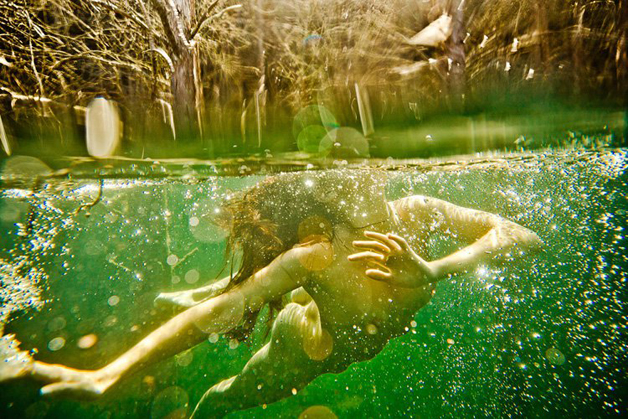 Fotografo cria ensaios sensuais subaquáticos um tanto perturbadores e deixa o público de boca aberta
